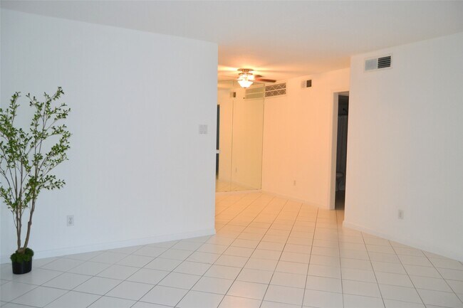 Building Photo - 845 Augusta Dr