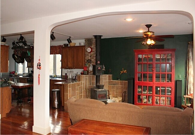 Building Photo - Charming 7 Bedroom-No Broker Fee