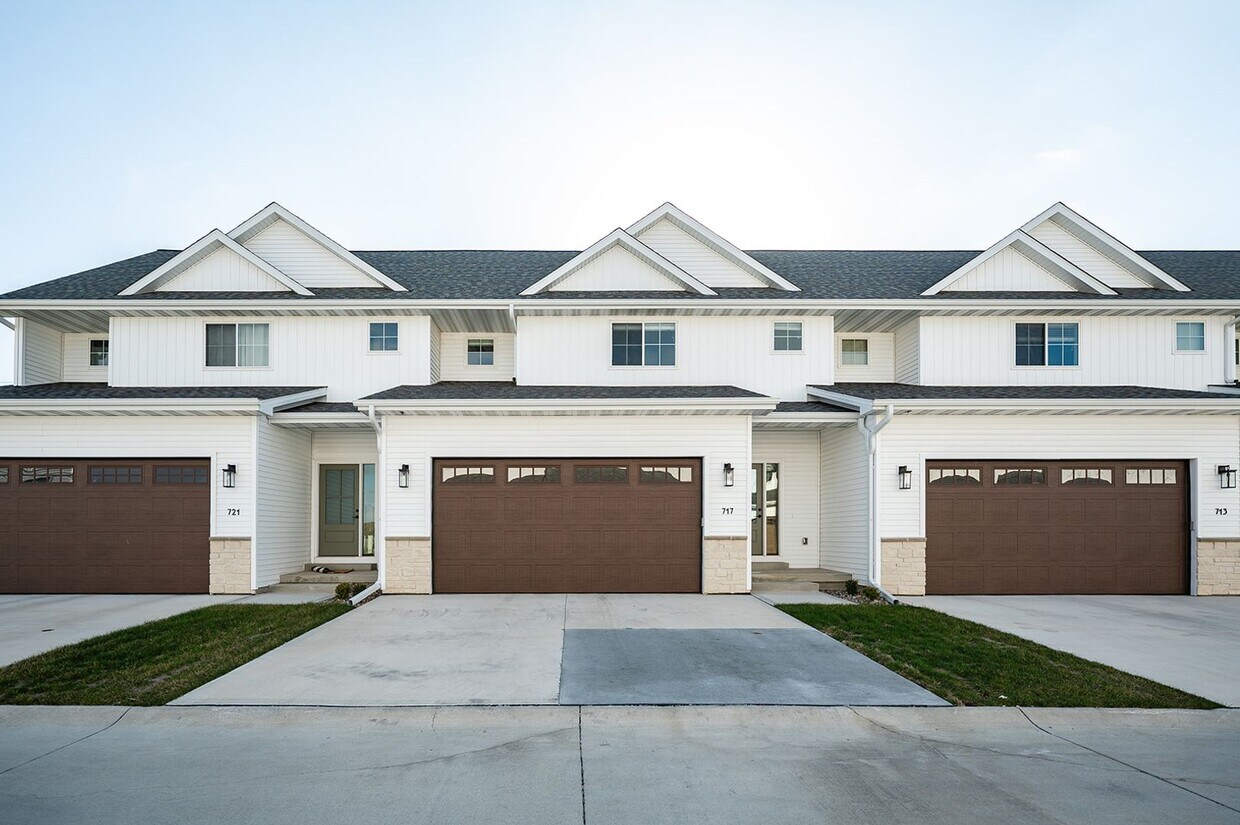 Primary Photo - Large townhouse with plenty of room with e...