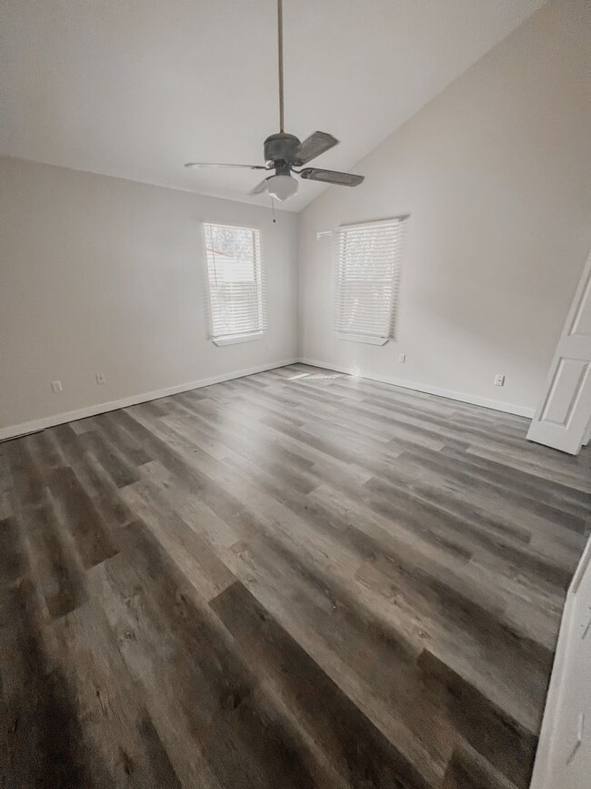 Building Photo - Newly Renovated Home in the Heart of Nicev...