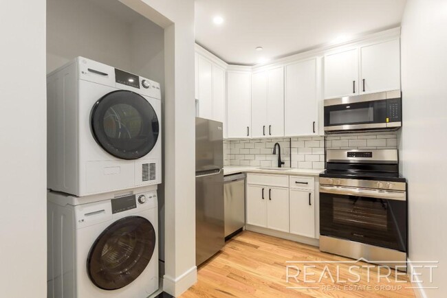 Building Photo - Modern New Construction Studio Apartment w...