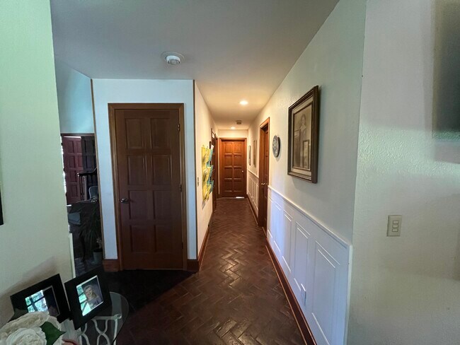 Pasillo que conduce al baño y al dormitorio. - 2961 Harrison Ave