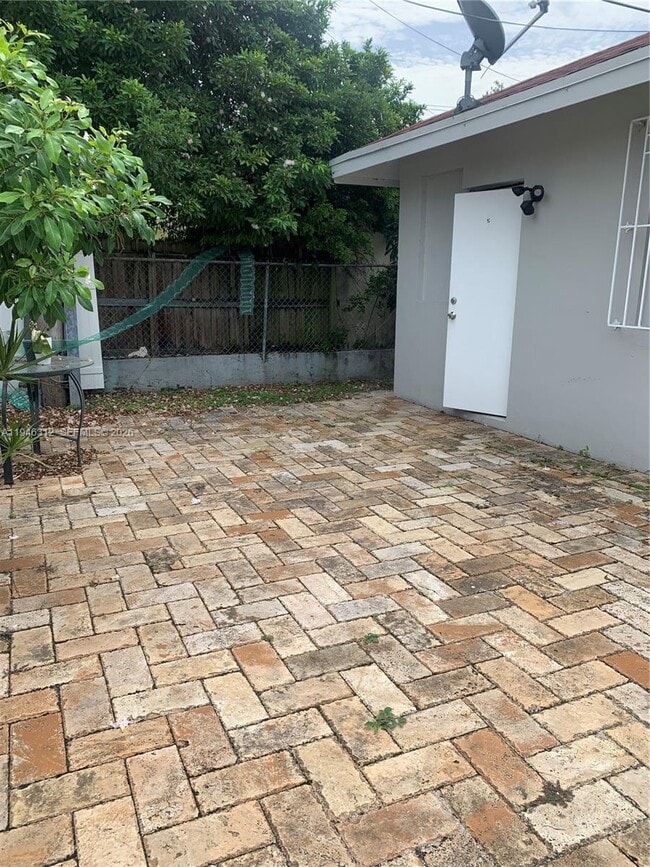 Building Photo - 821 SW 29th Ct