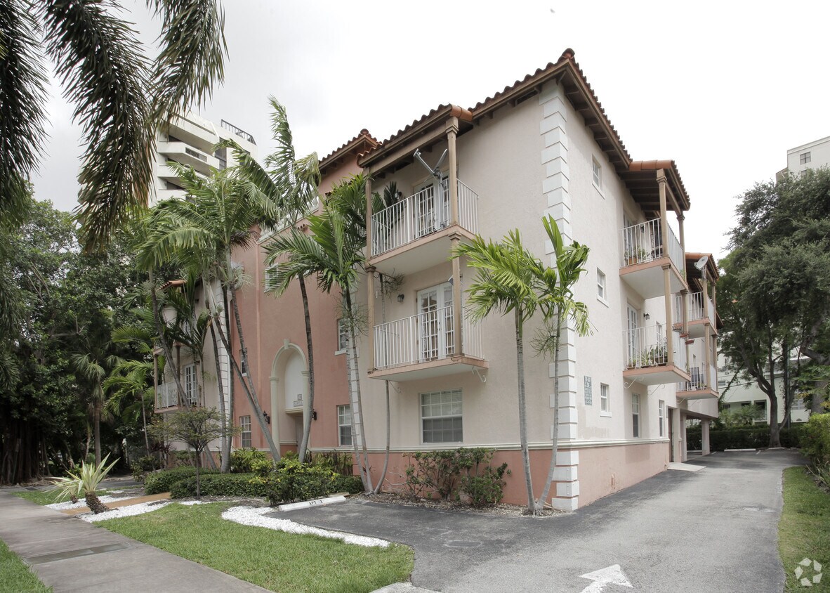 Foto del edificio - 29 Santillane Ave