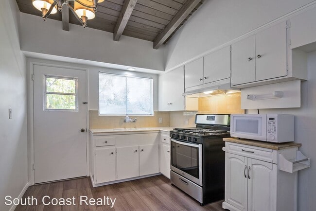 Building Photo - 1801 De La Vina St