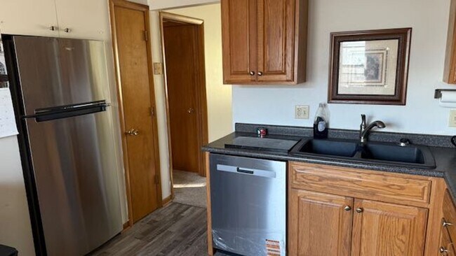Foto del edificio - Updated two bedroom ranch duplex with part...
