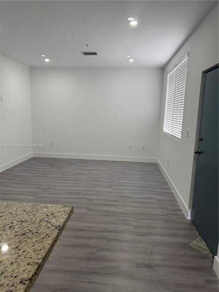 Foto del edificio - 859 E 24th St