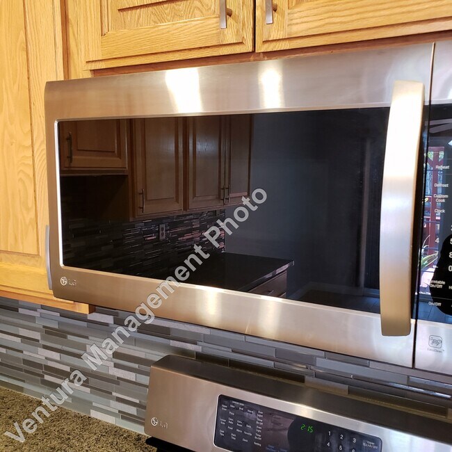 Foto del edificio - 860 Laurel Park Cir