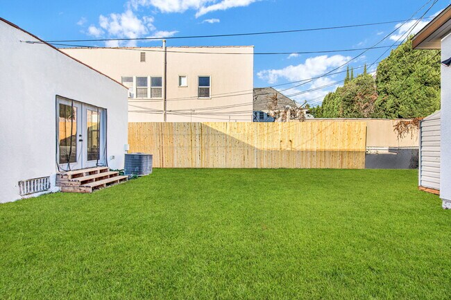 Building Photo - 812 S Curson Ave