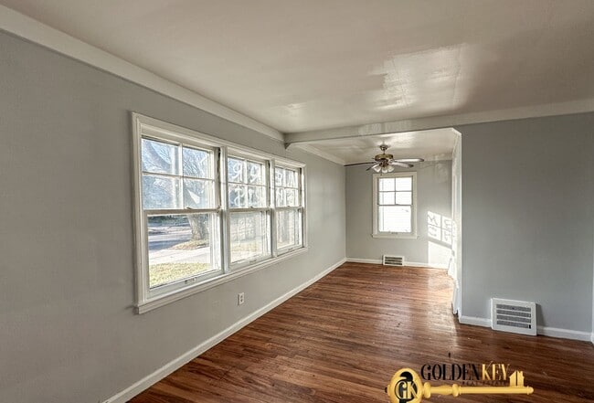 Building Photo - New 2 bedroom / 1 bathroom plus bonus room!