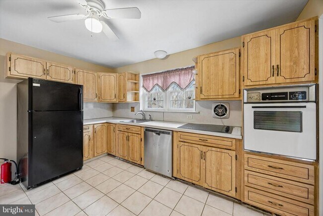 Foto del edificio - 76 Birch Ln