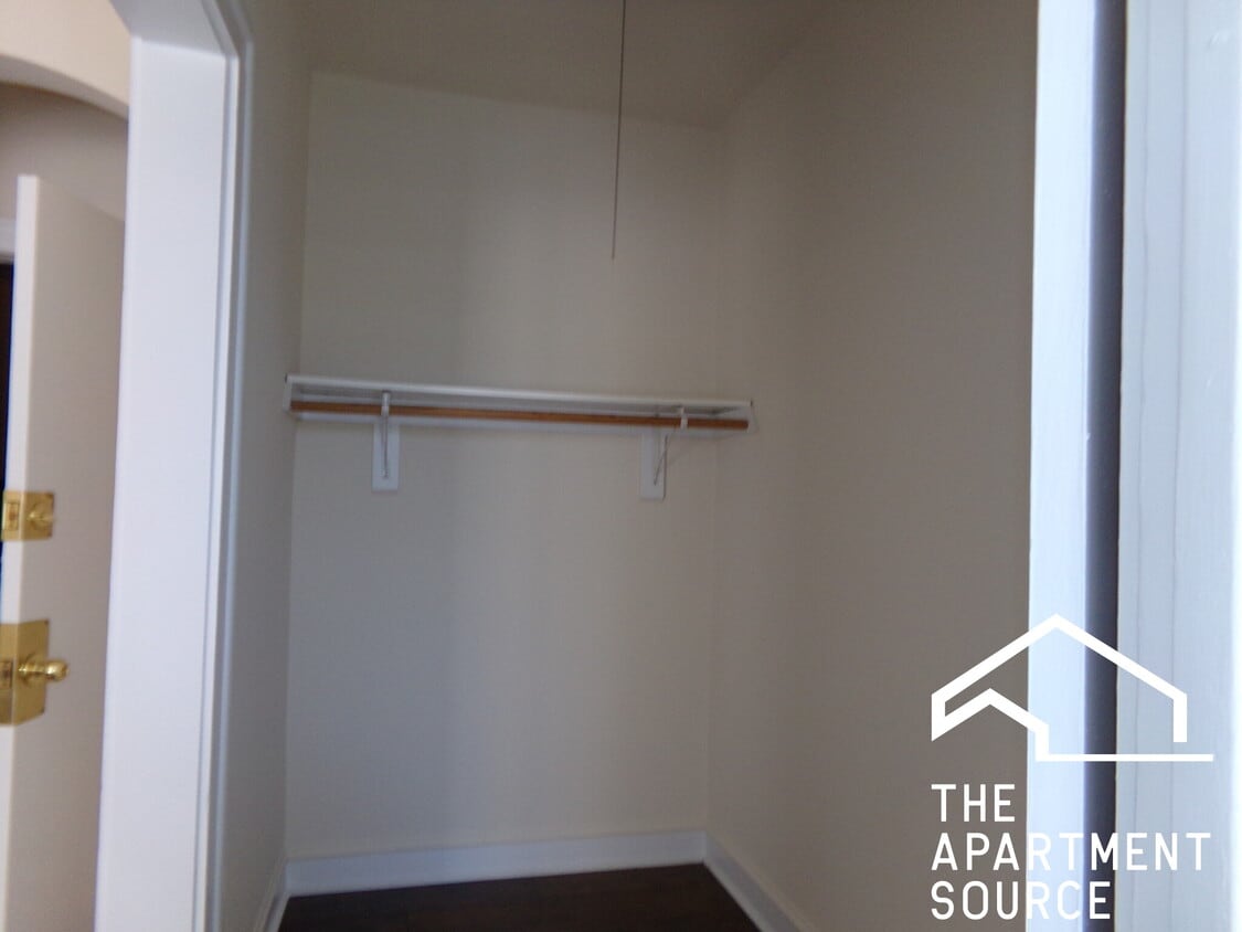 Building Photo - 6916 N Lakewood Ave