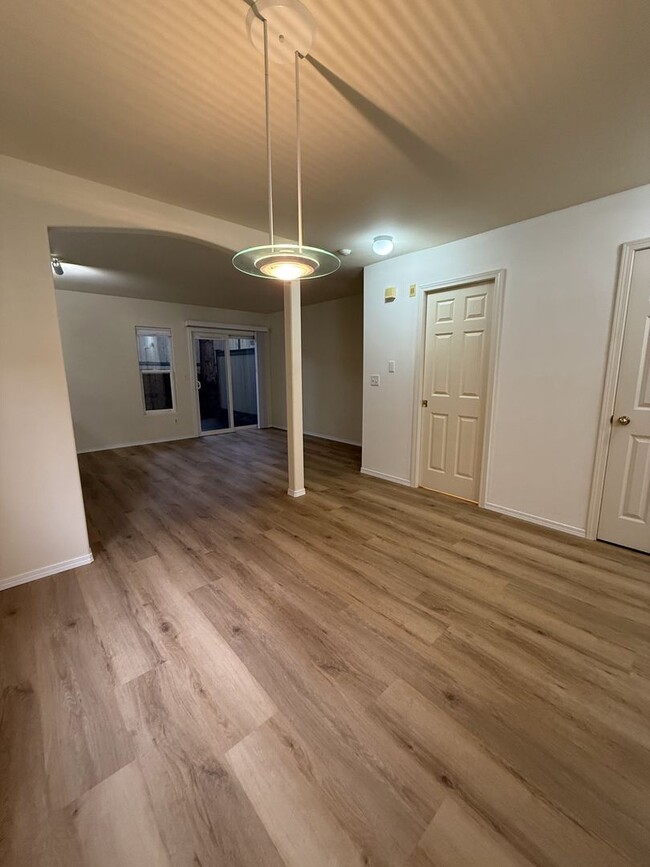 Building Photo - Warm & Cozy 2BD/1.5BTH Townhome for Rent i...