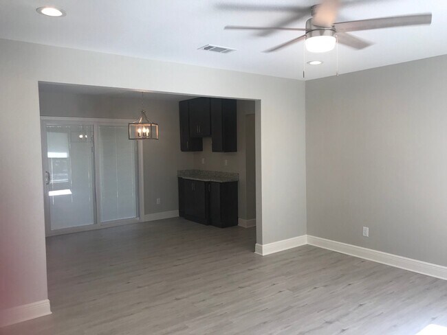 Foto del edificio - Gorgeous Completely Renovated Home Near Do...