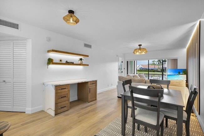 Foto del edificio - 12911 Briarlake Dr