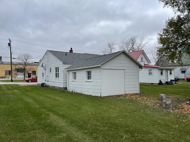 Detached storage garage - 926 Glenn St