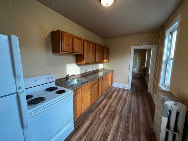 Building Photo - 4 bedroom 1.5 bath