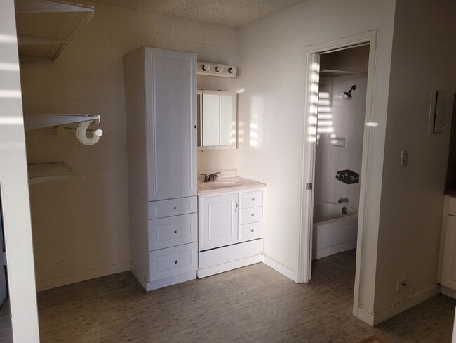 Building Photo - Great Location! Studio, 1 bath, 1 pkg w/La...