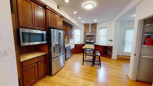 Building Photo - Sleek Logan Circle-Shaw townhouse close to...