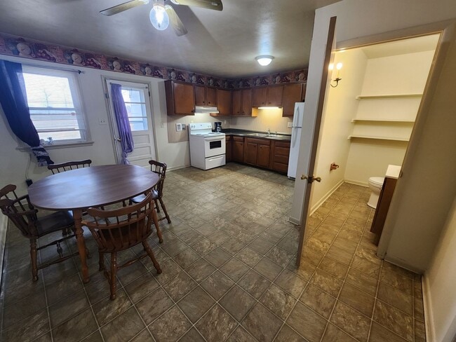 Building Photo - 6233 Mountain View Dr