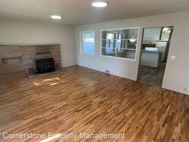 Building Photo - 4 br, 2 bath House - 511 S. Locust St.