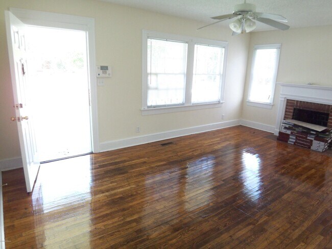 Foto del edificio - 1804 E 3rd St