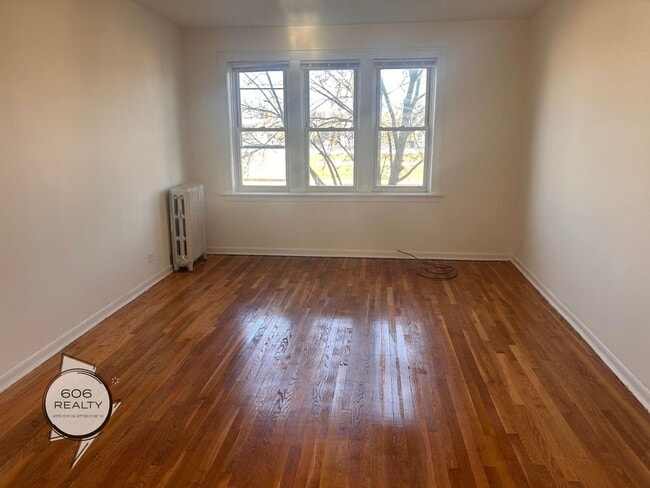 Building Photo - Spacious updated 6 Corners Apartments!