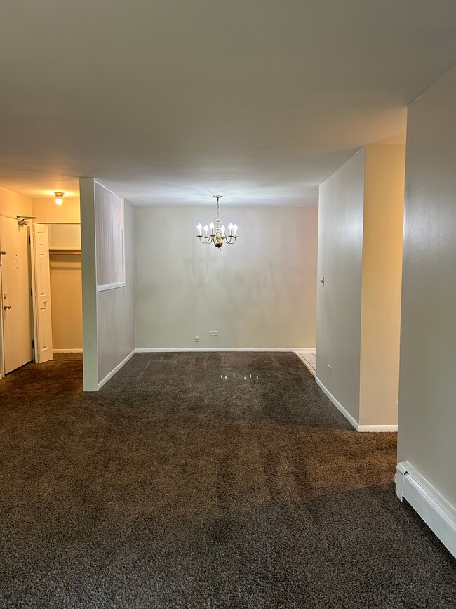Building Photo - 555 Hill Dr