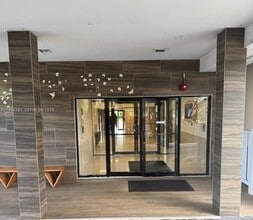 Building Photo - 4164 Inverrary Dr