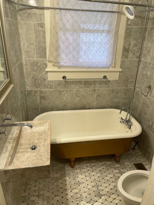 Foto del edificio - Remodeled 1 Bed Apartment near LSUS