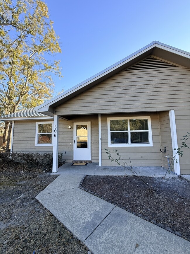 Foto del edificio - 506 Idlewood Cir