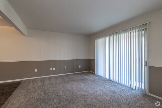 1 habitación, 1 baño - 764 pies cuadrados - Sala de estar - Waters Edge Estates