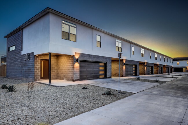 Building Photo - Luxury 3/2.5/2 New Construction Townhome!