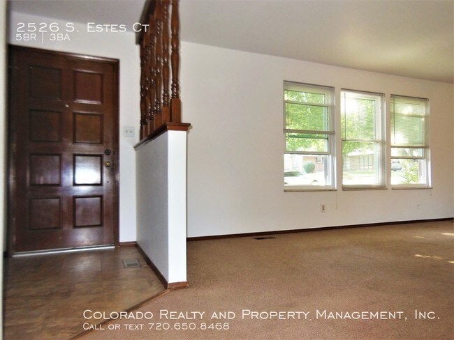 Building Photo - Gorgeous 5 bedroom Home in Lakewood