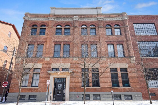 Foto del edificio - 570 S Front St