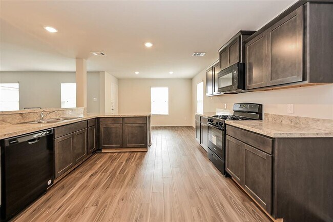 Building Photo - 2130 Middle Rdg Dr