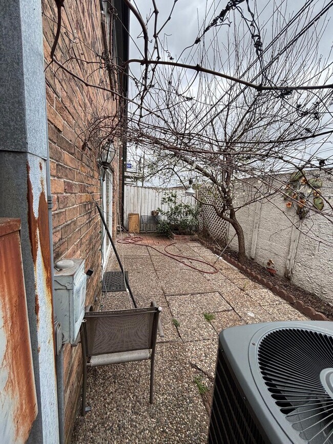 Foto del edificio - 2710 Briarhurst Dr