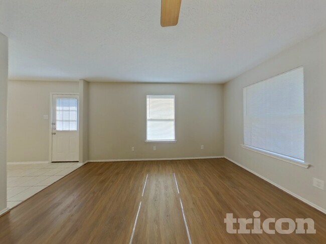 Building Photo - 33107 Cottonwood Bend