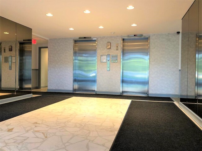 Foto del edificio - 8809 W Golf Rd