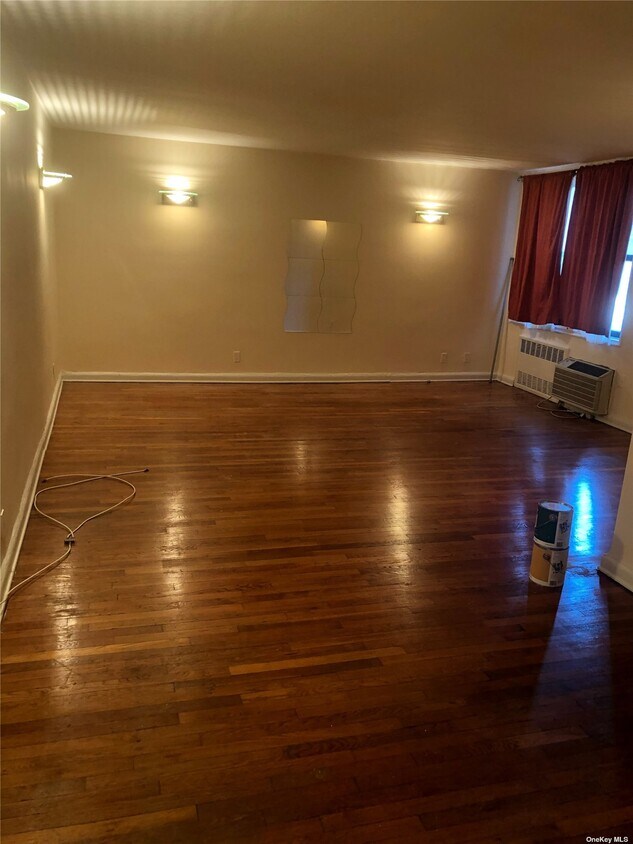Foto del edificio - 61-04-61183 183rd St