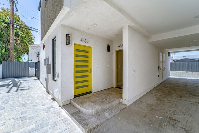 Foto del edificio - 4532 St Charles Pl