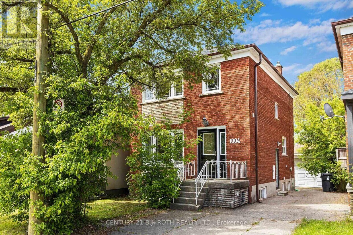 Primary Photo - 1004 Victoria Park Ave