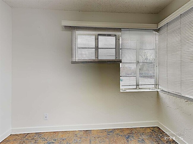 Foto del edificio - 1380 N Sierra St