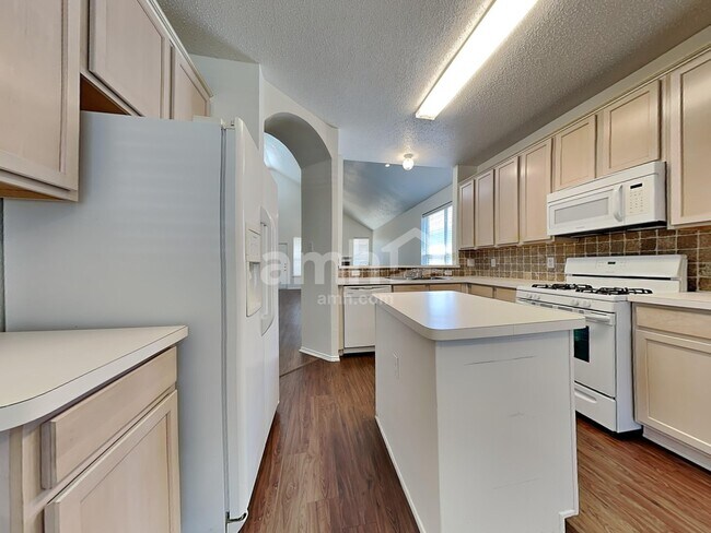 Foto del edificio - 5820 Vista Glen Ln