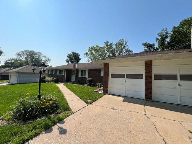 Foto del edificio - Corner Lot Beauty with Basement & Big Back...