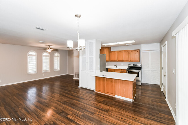 Building Photo - 1160 Crown Dr
