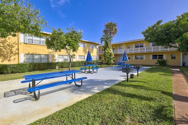 Building Photo - 2 br, 1 bath House - 560 SE 2nd Ave Apt H6