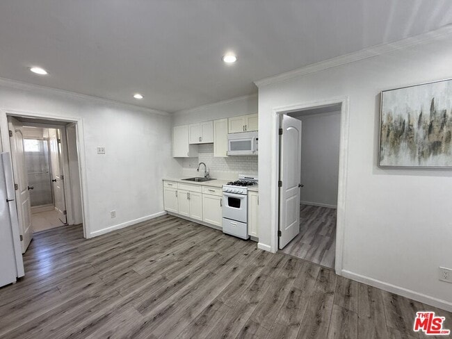 Building Photo - 2922 S Budlong Ave