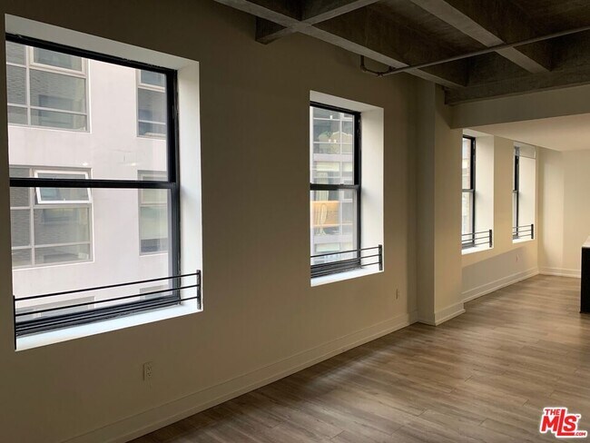 Foto del edificio - 727 W 7th St