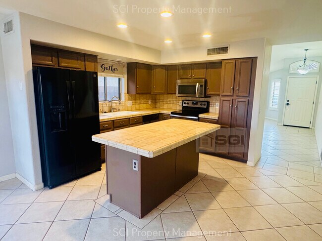 Foto del edificio - 4 BEDROOM PEORIA HOME WITH POOL.